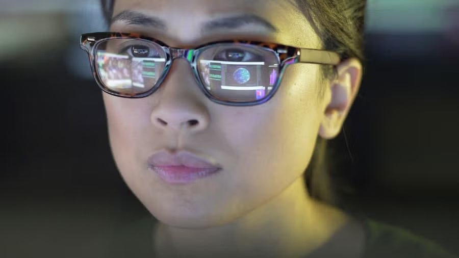 Data analyst looking at a screen.